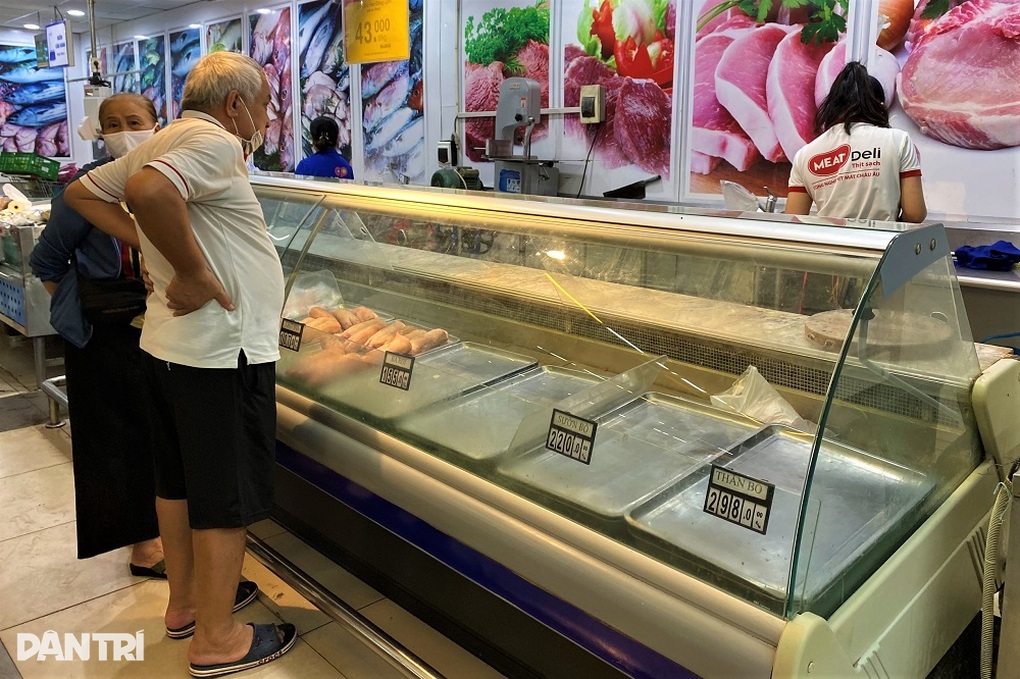 Đà Nẵng: Người dân đổ xô đi mua hàng hóa dự trữ trước giờ dừng họp chợ - 4 Đà Nẵng: Người dân đổ xô đi mua hàng hóa dự trữ trước giờ dừng họp chợ - 4