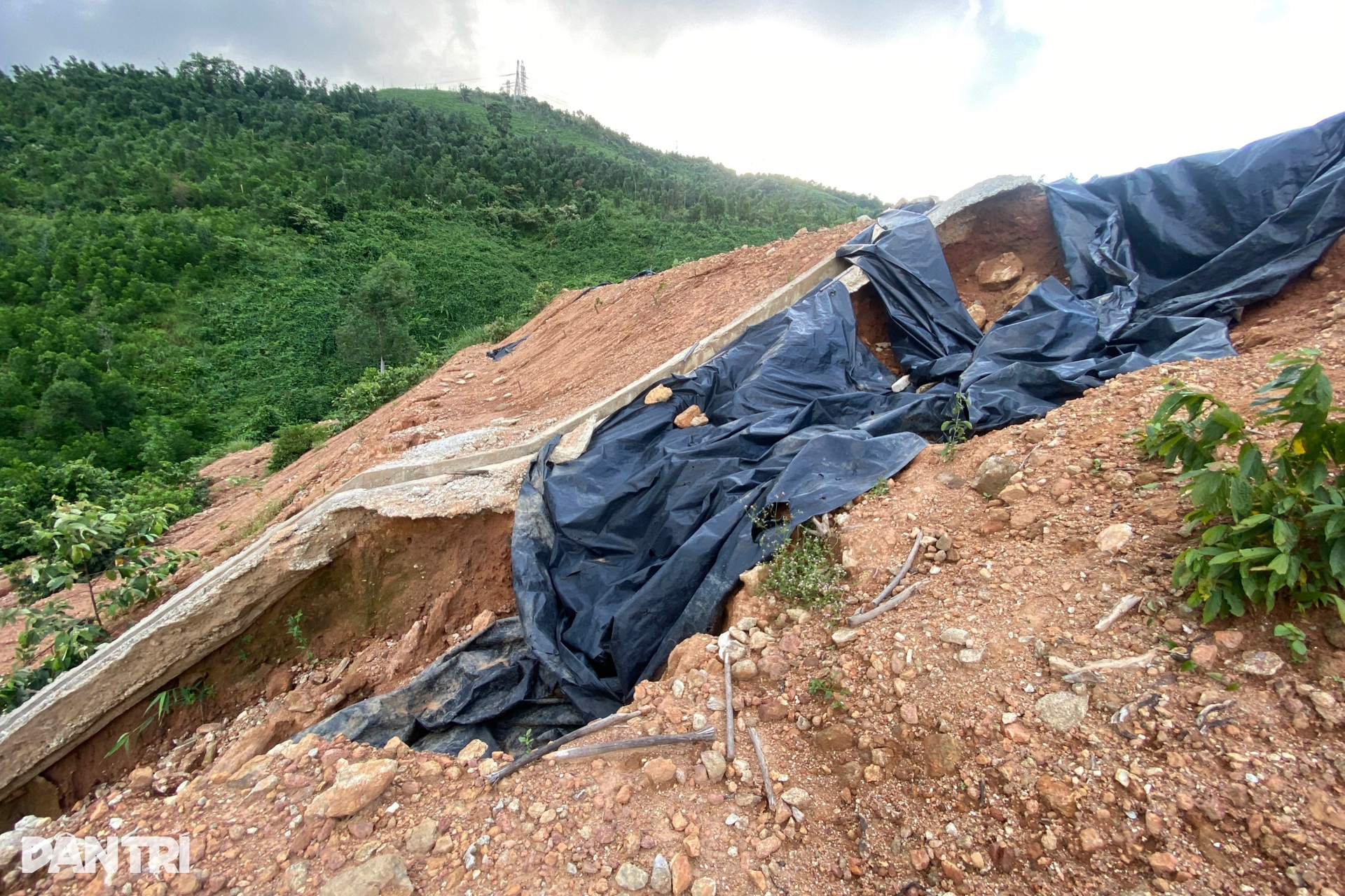 Nghĩa trang nằm trên đồi toàn đá khối, chưa hoàn thiện đã xói lở tan hoang - 5 Nghĩa trang nằm trên đồi toàn đá khối, chưa hoàn thiện đã xói lở tan hoang - 5