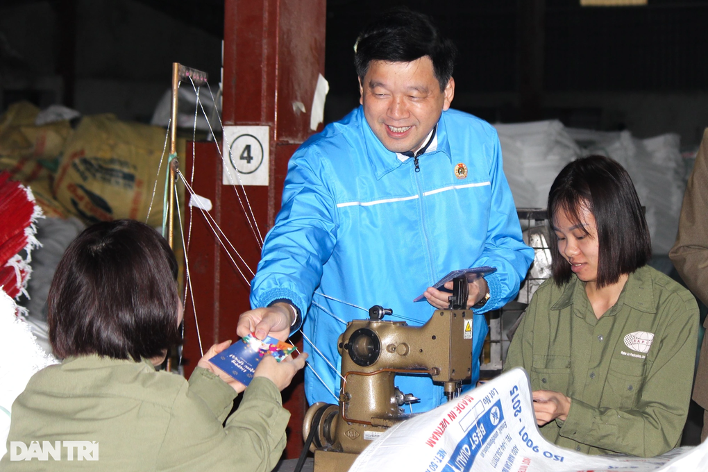 Lao động mất việc làm được hỗ trợ tối đa 3 triệu đồng - 2 Lao động mất việc làm được hỗ trợ tối đa 3 triệu đồng - 2
