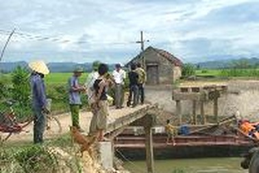 Thuyền đâm nhau làm sập cầu dân sinh