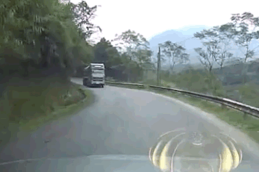 Lái xe đường đèo - Đừng cố vượt khi khuất tầm nhìn