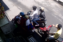 Hai tên cướp giật iPhone của phụ nữ bị camera ghi hình