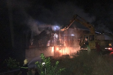 Đồng cỏ, kho rơm bốc cháy dữ dội