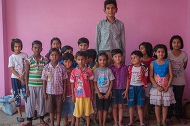 Choáng với cậu bé 8 tuổi đã cao 1,98m