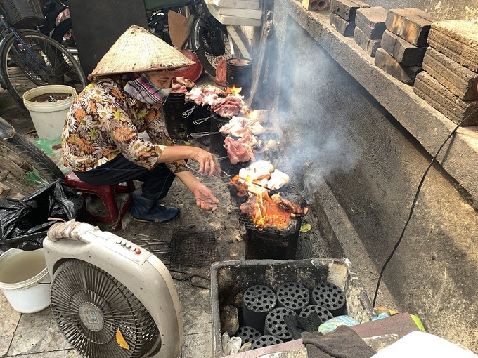 Thủ tướng yêu cầu Hà Nội, TP.HCM thu hồi xe cũ, không sử dụng than tổ ong - Ảnh 2.