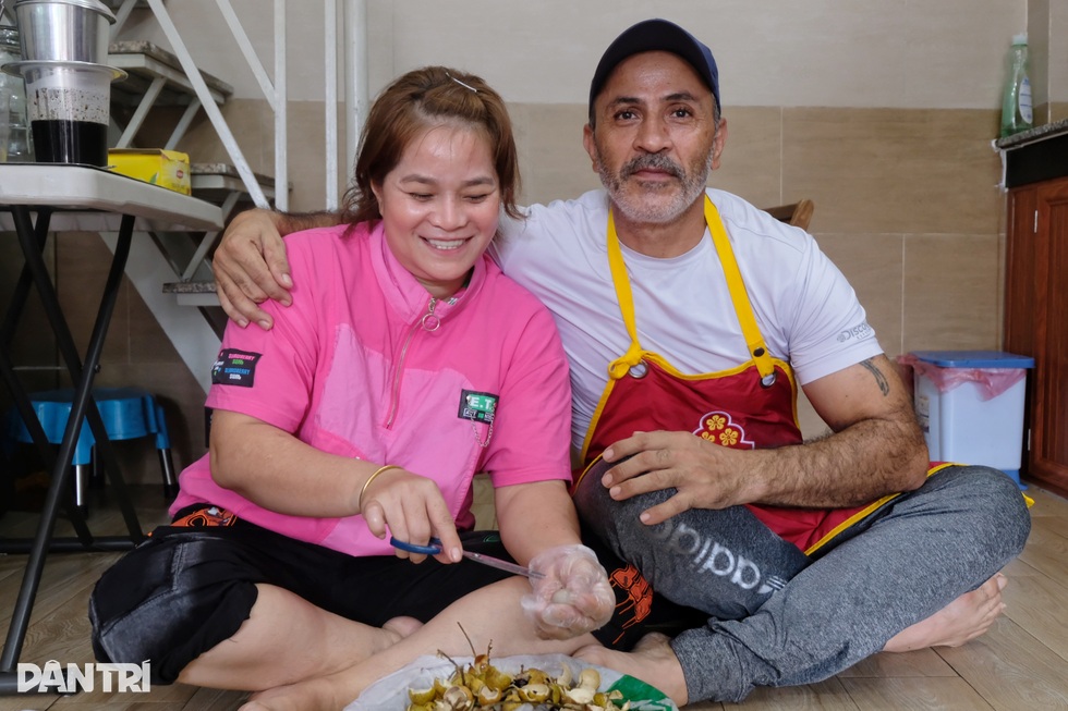 Chồng Thổ Nhĩ Kỳ sang Việt Nam cưới vợ giám đốc, hàng ngày vẫn bán nước mía - 1 Chồng Thổ Nhĩ Kỳ sang Việt Nam cưới vợ giám đốc, hàng ngày vẫn bán nước mía - 1