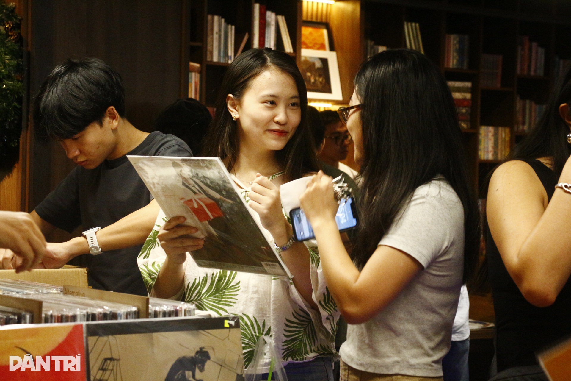 Dạo giữa “thế giới vinyl” ở hội chợ đĩa than Sài Gòn - 6 Dạo giữa “thế giới vinyl” ở hội chợ đĩa than Sài Gòn - 6