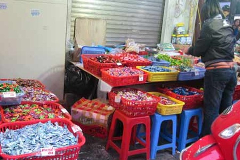 Mứt Tết “3 không”: Ai bán - Ai mua?