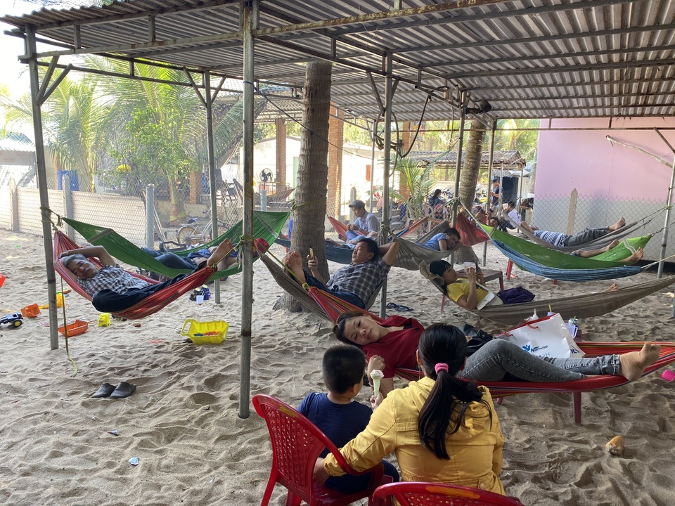 Ngộp thở tại các quán nhậu ven biển ngày mùng 4 Tết - 17 Ngộp thở tại các quán nhậu ven biển ngày mùng 4 Tết - 17