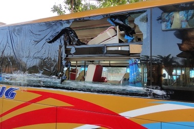 Bốn xe khách bị ném đá "như mưa", hành khách bị thương