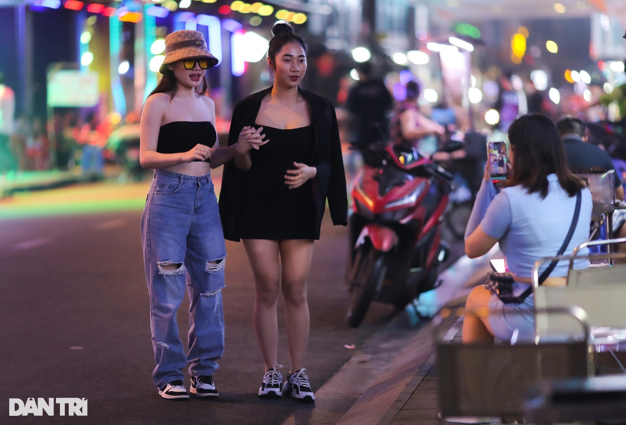Phố Tây Bùi Viện sôi động trong ngày đầu quán bar, vũ trường mở cửa trở lại - 4 Phố Tây Bùi Viện sôi động trong ngày đầu quán bar, vũ trường mở cửa trở lại - 4