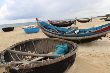 Ngư dân không thể ra khơi vì nước biển bẩn bất thường