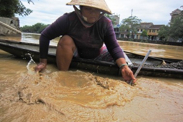 Gánh nặng mưu sinh trên dòng nước lũ