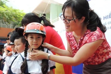 4.000 mũ bảo hiểm tặng học sinh, giáo viên TPHCM 
