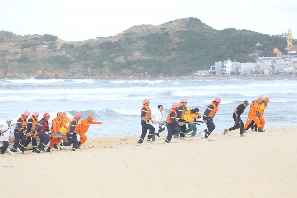 Trực thăng diễn tập tìm kiếm, cứu nạn máy bay rơi ở vùng biển Gia Lai - 2