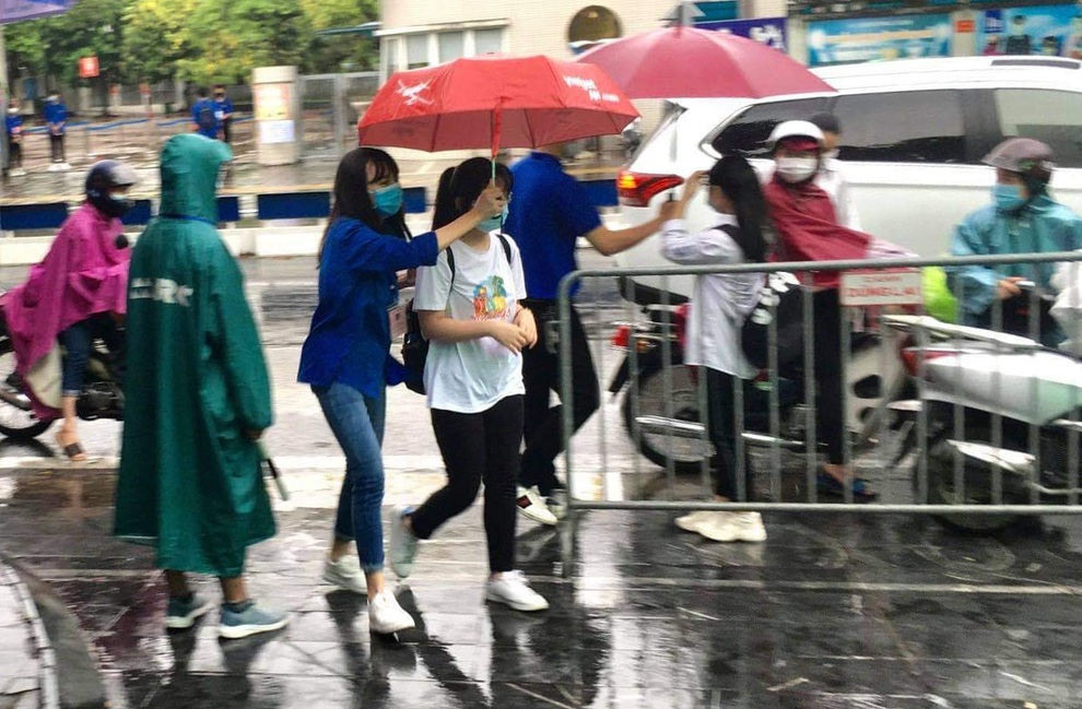 Tình nguyện viên nhiệt tình cõng thí sinh bị thương, che mưa cho thí sinh - 10 Tình nguyện viên nhiệt tình cõng thí sinh bị thương, che mưa cho thí sinh - 10