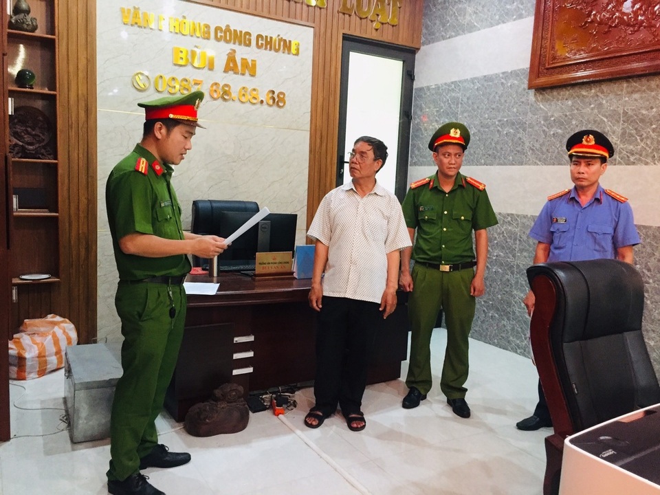 Bắt công chứng viên liên quan vụ làm giả sổ đỏ để lừa đảo - 1 Bắt công chứng viên liên quan vụ làm giả sổ đỏ để lừa đảo - 1