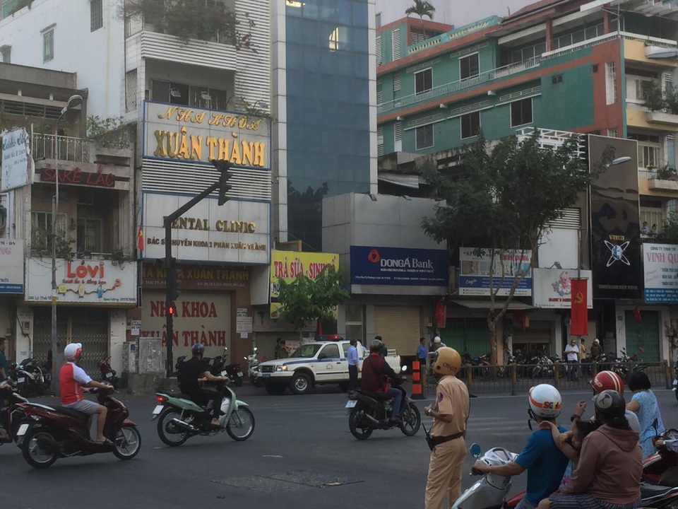 Truy bắt thanh niên nghi có súng đạn cố thủ nhiều giờ trong nhà dân - 4 Truy bắt thanh niên nghi có súng đạn cố thủ nhiều giờ trong nhà dân - 4