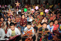 Người làm báo xứ Nghệ mang trung thu đến trẻ em nghèo