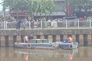 Hàng trăm người xem vớt thi thể một phụ nữ trên kênh Nhiêu Lộc- Thị Nghè