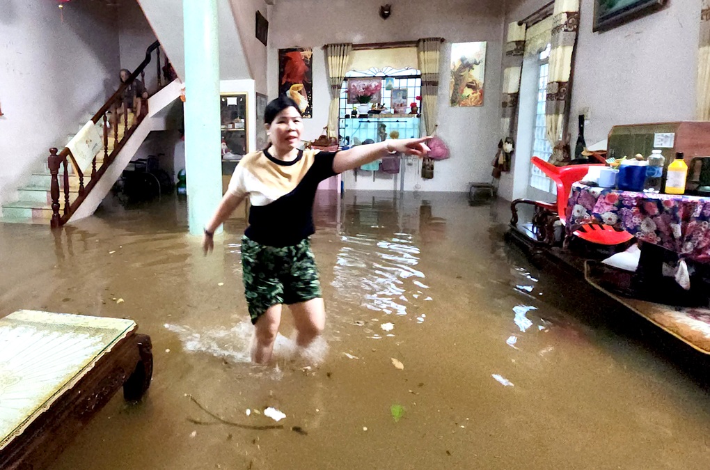 Khu dân cư ở thành phố Bảo Lộc ngập sâu sau cơn dông, lốc - 1 Khu dân cư ở thành phố Bảo Lộc ngập sâu sau cơn dông, lốc - 1