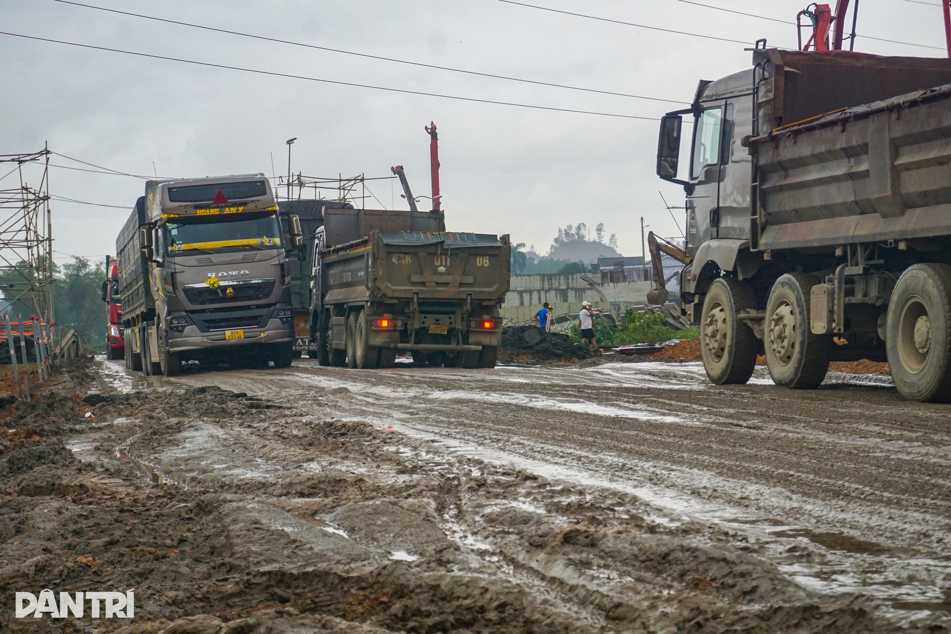 Phương tiện nối đuôi nhau bò qua nút giao lầy như ruộng ở Đà Nẵng - 1 Phương tiện nối đuôi nhau bò qua nút giao lầy như ruộng ở Đà Nẵng - 1