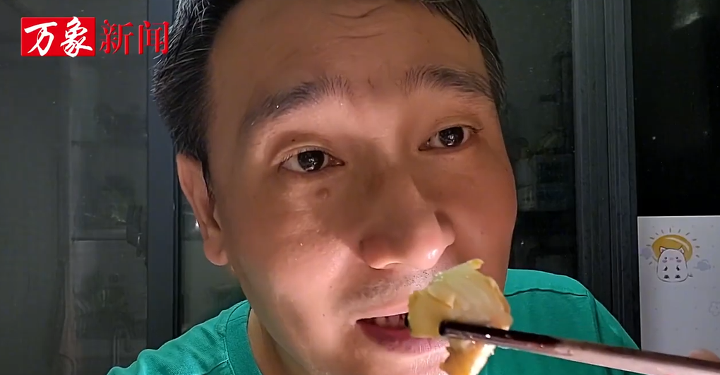 Hoàng ăn vật nuôi của mình ngon lành, thậm chí còn khen ngon (Ảnh cắt từ clip). Hoàng ăn vật nuôi của mình ngon lành, thậm chí còn khen ngon (Ảnh cắt từ clip).