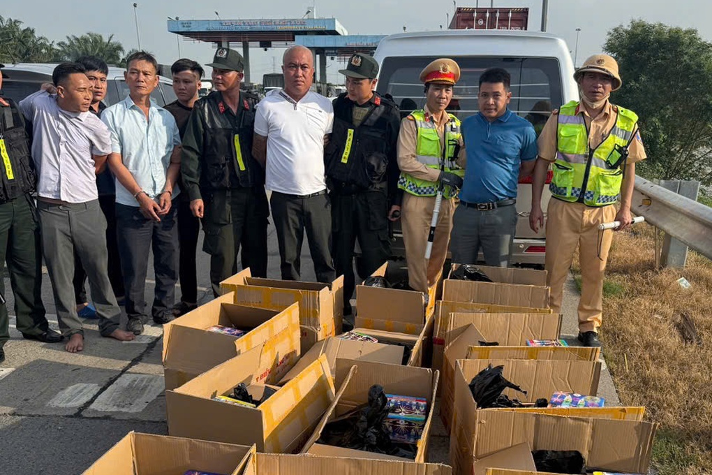 Ô tô chở 500kg pháo hoa đậu trên cao tốc TPHCM - Trung Lương - 1 Ô tô chở 500kg pháo hoa đậu trên cao tốc TPHCM - Trung Lương - 1