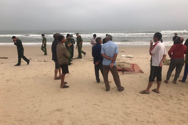 Thi thể ngư dân trôi dạt gần chiếc thuyền bị lật