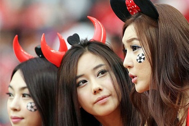 CĐV nữ Hàn Quốc khoe sắc