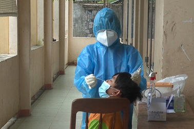 Nỗ lực chăm sóc 19 trẻ em mồ côi ở Quảng Ngãi mắc Covid-19