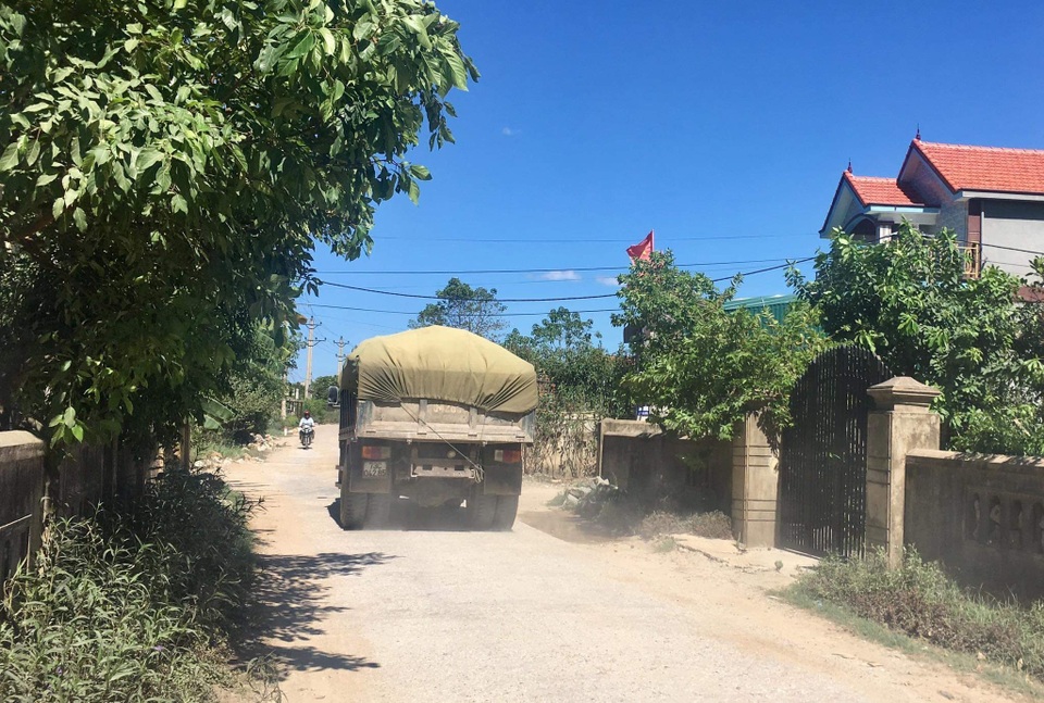 Quảng Bình: Dân khốn khổ vì con đường huyết mạch xuống cấp nghiêm trọng - 8 Quảng Bình: Dân khốn khổ vì con đường huyết mạch xuống cấp nghiêm trọng - 8