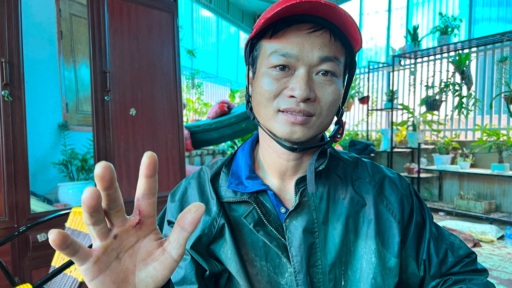 trưởng bản Truyền .jpg Tặng_giấy_khen.jpg