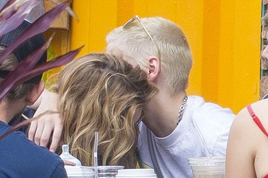 Kristen Stewart tình tứ bên người tình đồng giới