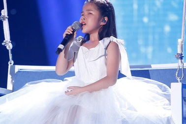 Cô bé khiếm thị gây tranh cãi khi hát ca khúc tiếng Anh