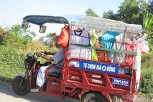 Cụ ông Sài Gòn mỗi ngày đi hơn 50 km bán quần áo giá 0 đồng