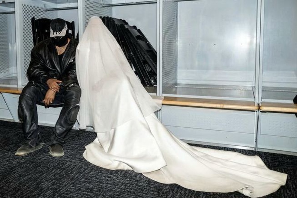 Chán khoe thân, Kim Kardashian chuyển sang phong cách kín mít - 6 Chán khoe thân, Kim Kardashian chuyển sang phong cách kín mít - 6