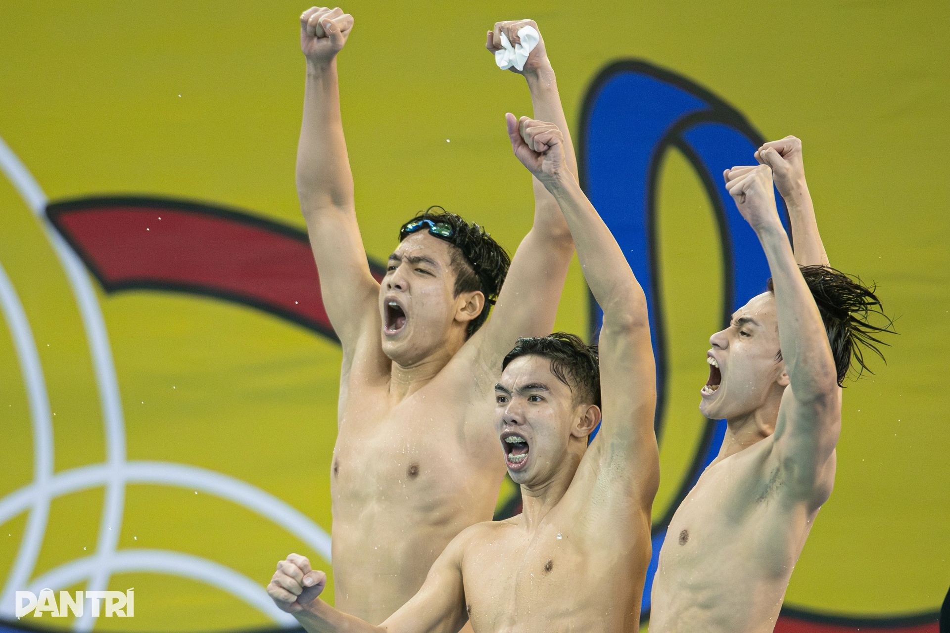 นักว่ายน้ำชาวเวียดนามระเบิดความดีใจหลังจากคว้าเหรียญทองซีเกมส์ได้ 3 สมัยติดต่อกัน - 1 Kình ngư Việt Nam bùng nổ cảm xúc khi lập hat-trick HCV SEA Games - 1