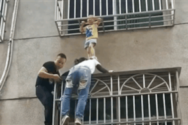 Thót tim cảnh "người hùng" Trung Quốc dùng vai đỡ bé gái lọt "chuồng cọp"
