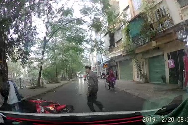 Cặp đôi ngã lăn ra đường vì phanh gấp để tránh xe máy vượt ẩu