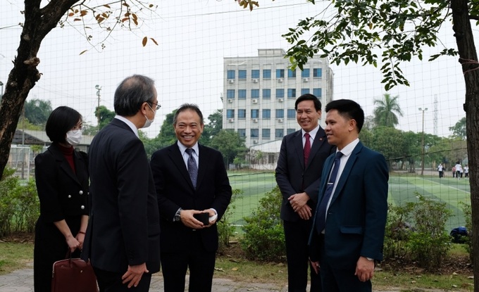 Hiệu trưởng nhà trường TS. Nguyễn Xuân Sang (bên phải) trao đổi và đưa đòan công tác của Thống đốc tham quan nhà Trường