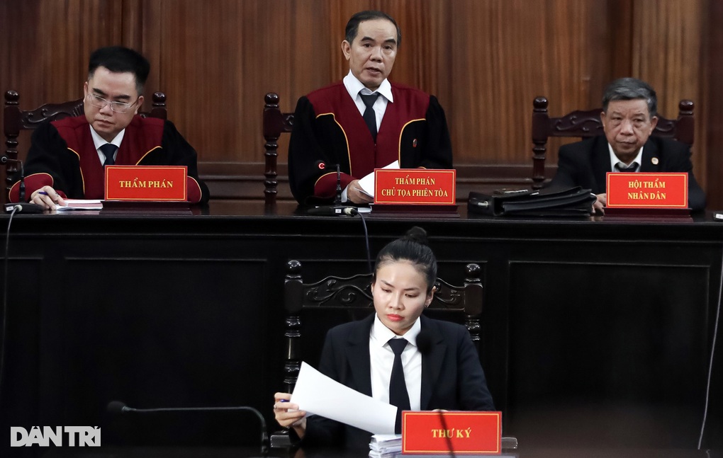 Bị cáo Trần Quí Thanh lĩnh 8 năm tù, một con gái hưởng án treo - 2 Bị cáo Trần Quí Thanh lĩnh 8 năm tù, một con gái hưởng án treo - 2