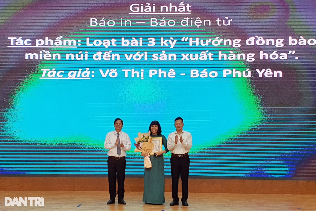 Trao giải Báo chí Nam Trung Bộ lần thứ nhất năm 2024 - 1 Trao giải Báo chí Nam Trung Bộ lần thứ nhất năm 2024 - 1