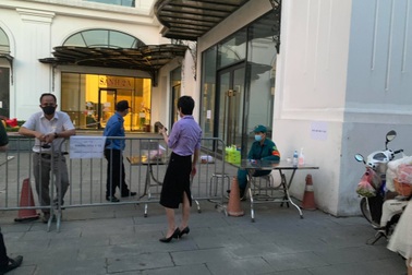 Hà Nội phong tỏa tòa nhà gần 300 hộ dân ở khu chung cư Eco Lake View