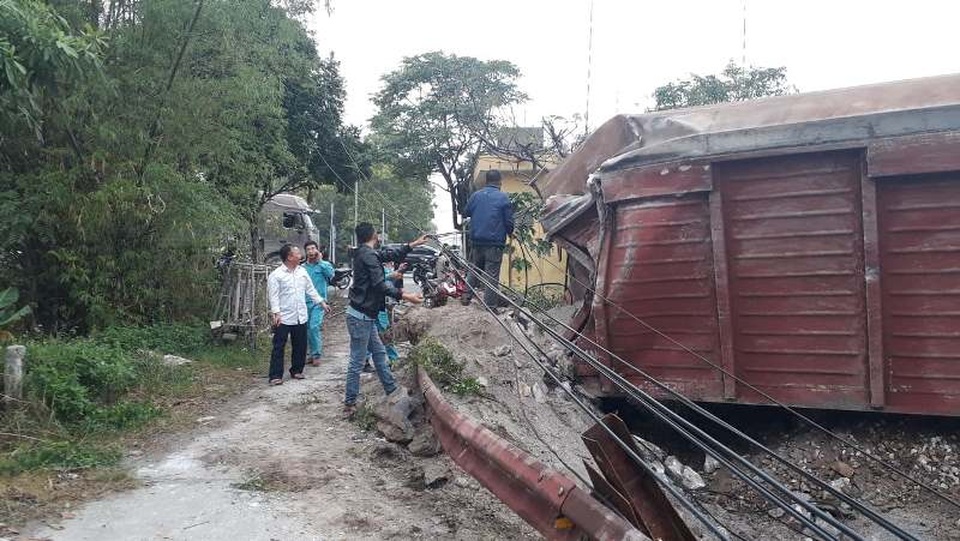 Tàu hỏa trật bánh khỏi đường ray, 2 toa tàu bị văng ra ngoài - 2 Tàu hỏa trật bánh khỏi đường ray, 2 toa tàu bị văng ra ngoài - 2
