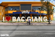 TP Bắc Giang vắng lặng giữa "tâm bão Covid-19", đường phố không bóng người