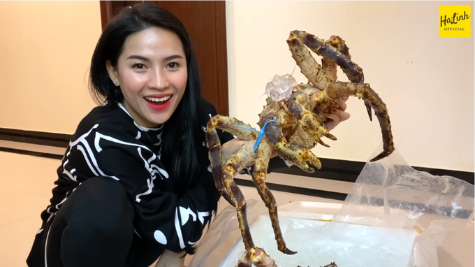Hà Linh mua 7kg cua hoàng đế đãi cả nhà một bữa "ngập trong đạm" để chào 2021
- Ảnh 1. Hà Linh mua 7kg cua hoàng đế đãi cả nhà một bữa "ngập trong đạm" để chào 2021
- Ảnh 1.