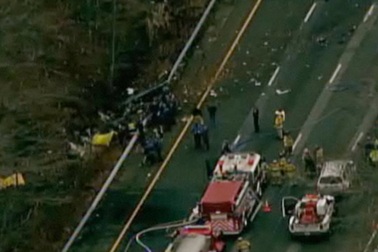 Máy bay Mỹ đâm xuống đường cao tốc, 5 người chết