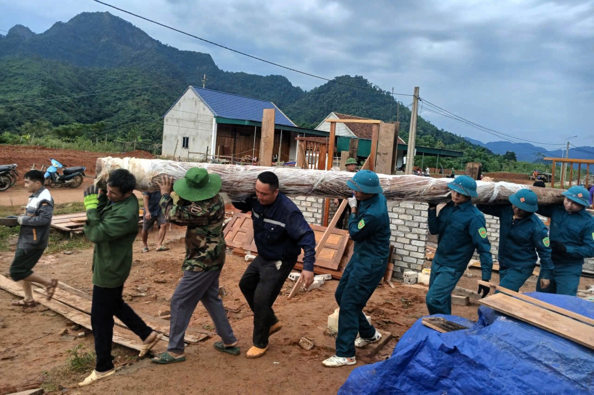 Cảnh tan hoang sau trận lốc xoáy càn quét 30 phút ở Nghệ An - 7 Cảnh tan hoang sau trận lốc xoáy càn quét 30 phút ở Nghệ An - 7