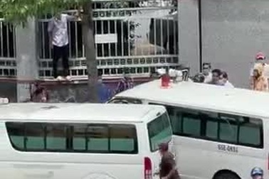 Clip đối tượng ngáo đá cướp xe cấp cứu chạy khắp TP (Nguồn: MXH)